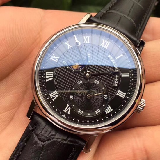 BREGUET 宝玑 Classique 腕表系列 缔造完美制表技术的典范——走时精确、显示清晰、线条优雅。此纤薄腕表系列,配备自动上链机芯,全新小秒+24小时半圆型日月星辰显示,搭配钢蓝指针,尺寸40mm! BREGUET 宝玑 Classique 腕表系列 缔造完美制表技术的典范——走时精确、显示清晰、线条优雅。此纤薄腕表系列,配备自动上链机芯,全新小秒+24小时半圆型日月星辰显示,搭配钢蓝指针,尺寸40mm!