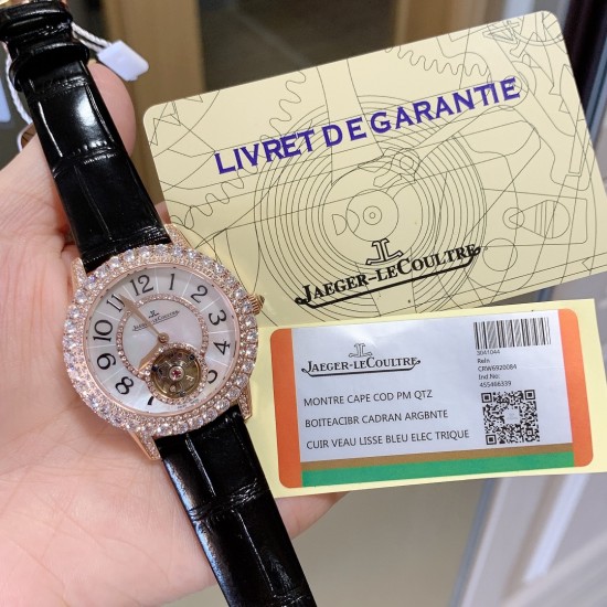 实拍 积家Rendez-Vous约会系列 全自动机械飞轮女士腕表,由天然深海珍珠贝母打造的表盘与精钢镶钻表圈交相辉映,散发着柔和的七彩光泽,而位于六时位置的飞轮则如优雅的腕上芭蕾,尽显独特女性魅力。高端配置,蓝宝石镜面,进口牛皮原装折叠扣/精钢表壳表带,尺寸:宽33mm、厚11mm。 实拍 积家Rendez-Vous约会系列 全自动机械飞轮女士腕表,由天然深海珍珠贝母打造的表盘与精钢镶钻表圈交相辉映,散发着柔和的七彩光泽,而位于六时位置的飞轮则如优雅的腕上芭蕾,尽显独特女性魅力。高端配置,蓝宝石镜面,进口牛皮原装折叠扣/精钢表壳表带,尺寸:宽33mm、厚11mm。