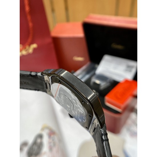 BV 出品-卡地亚SANTOS系列腕表 又添新成员了技术特点:1⃣️镜面:蓝宝石玻璃表镜2⃣️表带:精钢表链、意大利牛皮表带3⃣️表壳:精钢、ADLC碳镀层4⃣️表冠:精钢表冠、镶嵌黑色多切面合 成尖晶石5⃣️表盘:黑色6⃣️尺寸:47.5X39.8X9.38mm7⃣️机芯:进口9019机 BV 出品-卡地亚SANTOS系列腕表 又添新成员了技术特点:1⃣️镜面:蓝宝石玻璃表镜2⃣️表带:精钢表链、意大利牛皮表带3⃣️表壳:精钢、ADLC碳镀层4⃣️表冠:精钢表冠、镶嵌黑色多切面合 成尖晶石5⃣️表盘:黑色6⃣️尺寸:47.5X39.8X9.38mm7⃣️机芯:进口9019机