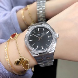 实拍【Vacheron Constantin江诗丹顿】纵横四海系列OVERSEAS女款小号型钢带款——一款极具魅力和旅行精神的女性腕表【表壳】直径36mm适合大部分女性佩戴，84颗圆形切割施华洛水更是钻璀璨夺目 【表盘】简约的大三针设计  旭日纹缎面拉丝的工艺处理 深邃优雅 时标均带白色夜光涂层 【机芯】CITIZEN8系列改Cal.5300机芯（机芯稳定零返修 ） 原装18k纳米镀金质摆陀！