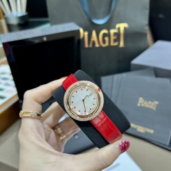 全网女生听我的！买它…❤️伯爵时来运转“新年限定款”本命年色 太好看了88834mm尺寸大小！第一眼看到它的时候我一眼就中，首先是外观设计足够百搭，➕上外层一圈可来回转动 很有寓意、一起“转动，遇见非凡”。上手很秀气，大红色鳄鱼皮可轻松拆卸 看上去就高端，机芯采用瑞士进口石英机芯，螺旋式表圈316L精钢打磨抛光 表面光亮如镜、表盘内圈钻石刻度 11颗⭕️圆形美钻（约0.07克拉）外圈一颗圆形美钻（约0.05克拉）