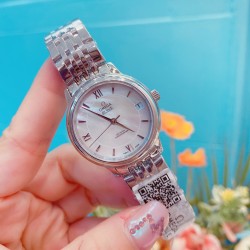 专柜同步发售欧米茄（OMEGA)  【精湛品质-女神专属】-女士精品腕表 碟飞典雅系列 原版复刻1:1，表款堪称是系列中最迷人的表款之一，尽显优雅气质与低调奢华，顶端表壳以316精钢打造，搭载日本进口西铁城机械 零返修  来自进口316钢表带 历经多道工序，防汗水，耐腐蚀 表盘-蓝宝石高清镜面 壳身整体超强立体感 精雕细琢，卓绝技艺 品质保证 尺寸：32mm厚11mm 时尚百搭，精致华贵呈现自然魅力