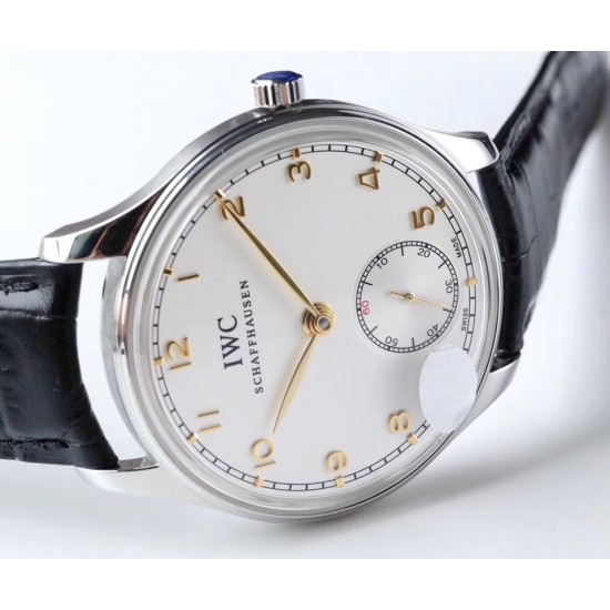 IWC 万国(葡萄牙系列)V3版 IW545408型腕表,简称“琼斯之剑”。正品开模,干练整洁,专为男士打造的腕表。锅盖蓝宝石玻璃,手动上弦的滴答声,背透镶嵌的红宝石,来回摆动的游丝走线,纯粹的机械之美,都让每个狂热的机械爱好者深深着迷!表盘尺寸:44毫米X10机芯类型:手动机㭜系列型号:98295动力储存:46小时表镜材质:兰宝石玻璃表带材质:意大利小牛皮表扣类型:针扣后盖表底:透底功能风格:6位小秒针,纯粹机械之美! IWC 万国(葡萄牙系列)V3版 IW545408型腕表,简称“琼斯之剑”。正品开模,干练整洁,专为男士打造的腕表。锅盖蓝宝石玻璃,手动上弦的滴答声,背透镶嵌的红宝石,来回摆动的游丝走线,纯粹的机械之美,都让每个狂热的机械爱好者深深着迷!表盘尺寸:44毫米X10机芯类型:手动机㭜系列型号:98295动力储存:46小时表镜材质:兰宝石玻璃表带材质:意大利小牛皮表扣类型:针扣后盖表底:透底功能风格:6位小秒针,纯粹机械之美!
