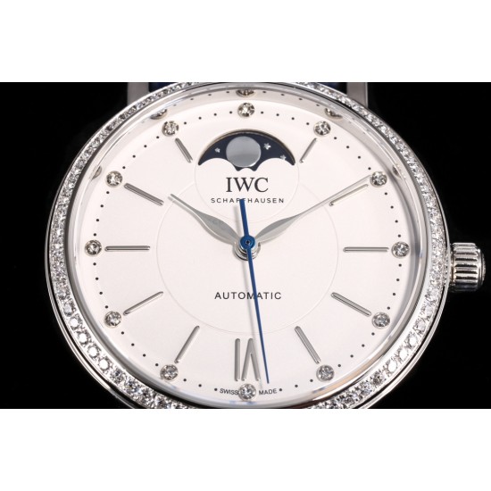 TW新品 颜值巅峰IWC旗下最耀眼的明星,万国长动能月相专家。全新的柏涛菲诺系列IW659601透底腕表。独家巨资订制万国Cal.32800真月相功能机芯【表壳】316L精钢表壳,打磨抛光非常圆润。尺寸37.1跟官网一致。双面防反光拱形蓝宝石镀膜镜面 【表带】意大利小牛皮 【机芯】自主研制自动上链机械机芯,机芯稳定,走时准。IWC旗下最耀眼的透底腕表。适合各种商务场合,简敛精致不失优雅!欢迎各路表友品鉴! TW新品 颜值巅峰IWC旗下最耀眼的明星,万国长动能月相专家。全新的柏涛菲诺系列IW659601透底腕表。独家巨资订制万国Cal.32800真月相功能机芯【表壳】316L精钢表壳,打磨抛光非常圆润。尺寸37.1跟官网一致。双面防反光拱形蓝宝石镀膜镜面 【表带】意大利小牛皮 【机芯】自主研制自动上链机械机芯,机芯稳定,走时准。IWC旗下最耀眼的透底腕表。适合各种商务场合,简敛精致不失优雅!欢迎各路表友品鉴!