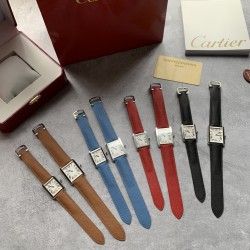 实拍【精品升级版】卡地亚超薄坦克Cartier Tank Solo系列，一款百搭性价比又高的手表 进口瑞士石英机芯，圆珠形表冠，镶嵌一颗凸圆形合成尖晶石，镀银珠光表盘，罗马数字时标，剑形蓝钢指针，蓝宝石水晶镜面，搭配进口牛皮表带，多颜色可搭配。直径：小号2431mm,中号2734mm。佩戴舒适柔软服帖，上手显得高贵又典雅，很气质很女人独家货源。
