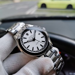劳力士 ROLEX  R2 简约而典雅的316L精钢壳套 镶入钨钢材质 台湾工厂最高工艺塑造 搭载最新原装进口机械机芯（零返修）蓝宝石防刮镜面，原装蝴蝶按扣，塑造顶级完美腕表。绅士所拥有的标准尺寸40mm*11mm。高贵雅致及精美细腻的工艺！对完美的不懈追求 三杰精致推荐男士机械腕表 SJ为你精心制作超真实写照
