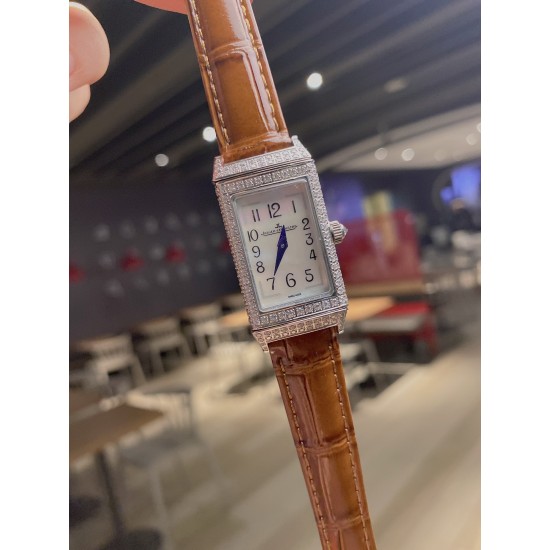 狠货来袭 积家 翻转满钻系列 牛皮台湾厂立体数字!三码合一 (搭配原装表扣凸出立体Logo ✅ )质量杠杠! 零0⃣️返修。深度防水。把头、后盖、于正品一致!壳套:珠宝镶钻表壳、316L精钢、深度防水!玻璃:采用蓝宝石水晶表镜表带:进口意大利牛皮 美洲鳄鱼皮表带尺寸:长度40.1mm宽度20mm机芯:瑞士进口机芯!搭配:保修卡 吊牌 底盖 三码合一编码:3356868 狠货来袭 积家 翻转满钻系列 牛皮台湾厂立体数字!三码合一 (搭配原装表扣凸出立体Logo ✅ )质量杠杠! 零0⃣️返修。深度防水。把头、后盖、于正品一致!壳套:珠宝镶钻表壳、316L精钢、深度防水!玻璃:采用蓝宝石水晶表镜表带:进口意大利牛皮 美洲鳄鱼皮表带尺寸:长度40.1mm宽度20mm机芯:瑞士进口机芯!搭配:保修卡 吊牌 底盖 三码合一编码:3356868