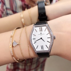 实拍 江诗丹顿-Vacheron Constantin 作为世界上历史悠久的钟表制造商从未停止生产，秉承悉力以赴，精益求精的品牌座右铭，其中有一款-Malte系列25530/000R-9742，经典酒桶型婉表，防磨水晶镜面，内部经反光处理，配置瑞士原装石英机芯，尺寸28.40*38.67毫米，厚度7.28毫米。表壳电镀18K白金/玫瑰金，表带有布绢带，牛皮带两种选择，针扣配带.市面最高版本，你值得拥有！