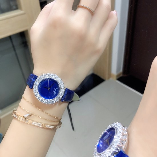 实拍 萧邦新款不断 重点推荐 重磅来袭 LHEUR DU DIAMANT珠宝镶系列，全套精钢镂空打造，光滑精致无暇，采用最新手法三爪镶石工艺，与原装正品一致，尺寸及细节完美至无可挑剔，整表美轮美奂由你任意搭配出行或各种宴会派对，该款专用进口机械机芯，整机保持原状态无改动，稳定性众所周知！表扣饱满不显臃肿，七颗钻石及整个表扣呈现的弧度与镂空的鸟巢壳身完美绝配，搭配之对应效果令你无可挑剔，表带制作精良，狠下本钱采用进口高光牛皮 一点也不逊于市场的一般鳄鱼皮。