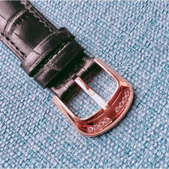 实拍 新品上市 法兰克穆勒 FRANCK MULLER 完美无瑕的设计,FM陀飞轮腕表震撼上市。腕表采用镂空式布局设计。机芯全貌一目了然,将复杂和神秘的陀飞轮装置完美显现。【重点介绍】采用精准稳定的海鸥陀飞轮手动机芯。丰满的机械感,。不仅将陀飞轮的机械美体现恰当,更是将她的神秘一览无遗的完美展示。【精彩细节】360度无死角镜面抛光,完美表达陀飞轮腕表高端大方的气质。意大利小牛皮表带,材质柔软,佩戴透气舒适,完美还原正品感觉。TW出品FM---GIGA陀飞轮,给您带来不一样的奢华体验! 实拍 新品上市 法兰克穆勒 FRANCK MULLER 完美无瑕的设计,FM陀飞轮腕表震撼上市。腕表采用镂空式布局设计。机芯全貌一目了然,将复杂和神秘的陀飞轮装置完美显现。【重点介绍】采用精准稳定的海鸥陀飞轮手动机芯。丰满的机械感,。不仅将陀飞轮的机械美体现恰当,更是将她的神秘一览无遗的完美展示。【精彩细节】360度无死角镜面抛光,完美表达陀飞轮腕表高端大方的气质。意大利小牛皮表带,材质柔软,佩戴透气舒适,完美还原正品感觉。TW出品FM---GIGA陀飞轮,给您带来不一样的奢华体验!
