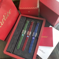 DR厂卡地亚 Cartier | 优雅经典的Tank系列则推出Tank Must腕表，采用纯进口石英机芯，走时精准。搭配彩色进口鳄鱼皮表带。尺寸为33mm*25mm 男女均可轻松驾驭的尺寸。卡地亚坦克 must新系列以致敬20世纪80年代单色风潮，卡地亚Tank 单一彩色表盘，色调及其微妙。这个复古的调调真的是美，要不要三个颜色都来一个，不俗，不艳，优雅的刚刚好！
