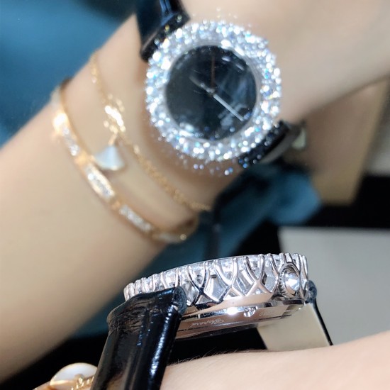 实拍 萧邦新款不断 重点推荐 重磅来袭 LHEUR DU DIAMANT珠宝镶系列,全套精钢镂空打造,光滑精致无暇,采用最新手法三爪镶石工艺,与原装正品一致,尺寸及细节完美至无可挑剔,整表美轮美奂由你任意搭配出行或各种宴会派对,该款专用进口机械机芯,整机保持原状态无改动,稳定性众所周知!表扣饱满不显臃肿,七颗钻石及整个表扣呈现的弧度与镂空的鸟巢壳身完美绝配,搭配之对应效果令你无可挑剔,表带制作精良,狠下本钱采用进口高光牛皮 一点也不逊于市场的一般鳄鱼皮。 实拍 萧邦新款不断 重点推荐 重磅来袭 LHEUR DU DIAMANT珠宝镶系列,全套精钢镂空打造,光滑精致无暇,采用最新手法三爪镶石工艺,与原装正品一致,尺寸及细节完美至无可挑剔,整表美轮美奂由你任意搭配出行或各种宴会派对,该款专用进口机械机芯,整机保持原状态无改动,稳定性众所周知!表扣饱满不显臃肿,七颗钻石及整个表扣呈现的弧度与镂空的鸟巢壳身完美绝配,搭配之对应效果令你无可挑剔,表带制作精良,狠下本钱采用进口高光牛皮 一点也不逊于市场的一般鳄鱼皮。