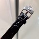 实拍 萧邦HAPPY DIAMONDS系列萧邦标志性的女士腕表系列，时尚而柔美 内部搭载瑞士石英机芯 动感十足的表壳搭配皮革表带 带镂空装饰的表盘极具现代感 完美体现萧邦悠然自在的生活态度 五颗标志性灵动钻石随着爱心钻石欢快起舞、流光溢彩 一如既往的顶级品质 认准独家实拍细节