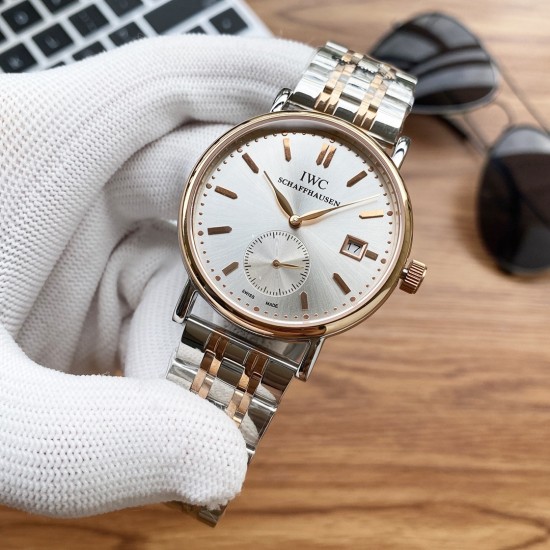 实物拍摄品牌：万国-IWC  类型：[酷]男士腕表表壳：316精钢（做工优质）表带：进口真牛皮/316精钢(两种可选)机芯：高级定制全自动机械机芯（走时稳定）玻璃：高级强化镀膜镜面尺寸：直径40mm，厚度12mm