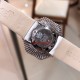 实拍 七夕好礼 PIAGET伯爵 Limelight非凡珍品腕表系列 表壳直径为33mm ,电镀白金,瑞士朗达石英机芯 。手表表壳由花瓣造型上镶嵌112颗特制切割方形钻石于表圈 彰显奢华 蓝宝石水晶镜面 搭配绸缎丝绢皮。这不仅是一款非凡的腕表,更堪称一件珠宝工艺杰作,完美结合创意 打破常规的切割,彰显着珠宝腕表的优雅魅力 实拍 七夕好礼 PIAGET伯爵 Limelight非凡珍品腕表系列 表壳直径为33mm ,电镀白金,瑞士朗达石英机芯 。手表表壳由花瓣造型上镶嵌112颗特制切割方形钻石于表圈 彰显奢华 蓝宝石水晶镜面 搭配绸缎丝绢皮。这不仅是一款非凡的腕表,更堪称一件珠宝工艺杰作,完美结合创意 打破常规的切割,彰显着珠宝腕表的优雅魅力