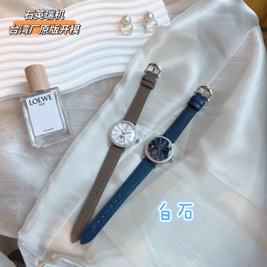 ✨✨IWC万国柏涛菲诺女表 ——昼夜与星辰✨✨,一昼一夜一更替!♥️♥️♥️日月为你转动,把星辰赠予你❤️❤️❤️昼夜显示腕表具有的象征意义,代表着时间的流逝和自然的更迭,日月星辰随时间变化,如太阳随着一天的日出逐渐升起,月亮和星星轮流出现在表盘中,展现腕表的精致和优雅所带有的浪漫色彩,让我们感受到时间的魅力和自然的力量!腕表精致简约,风格百搭,34mm的尺寸更显利落别致,精致美观,也更适合女神的纤细手腕佩戴!内部搭载石英瑞士机芯,蓝宝石玻璃,表带搭配快拆系统! ✨✨IWC万国柏涛菲诺女表 ——昼夜与星辰✨✨,一昼一夜一更替!♥️♥️♥️日月为你转动,把星辰赠予你❤️❤️❤️昼夜显示腕表具有的象征意义,代表着时间的流逝和自然的更迭,日月星辰随时间变化,如太阳随着一天的日出逐渐升起,月亮和星星轮流出现在表盘中,展现腕表的精致和优雅所带有的浪漫色彩,让我们感受到时间的魅力和自然的力量!腕表精致简约,风格百搭,34mm的尺寸更显利落别致,精致美观,也更适合女神的纤细手腕佩戴!内部搭载石英瑞士机芯,蓝宝石玻璃,表带搭配快拆系统!