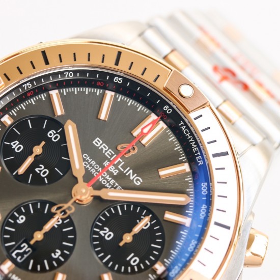 【硬核钢王】GF新品百年灵Chronomat，备受关注的蝴蝶扣辊珠精钢表链因其类似“子弹”的外形被称为“子弹链”。一体式圆滑倒角处理，每一处细节都展现出高辨识度机械美感！表壳纵向拉丝更显GF超凡的打磨功力！材质： 316L精钢直径： 42毫米机芯：Asia-7750机芯GF出品，复刻首选！