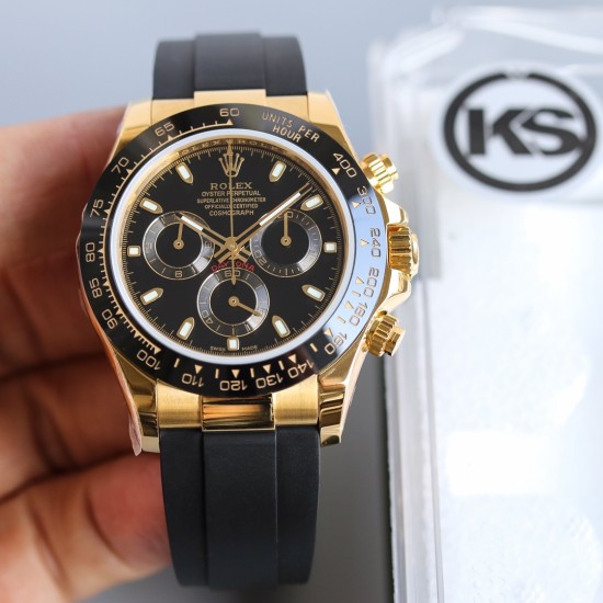 顶级做工KS出品:劳力士 恒动宇宙计时型迪通拿 【尺寸】40MM【表镜】抗刮损蓝水晶玻璃 防反光凸透式放大日历窗【表壳】上链表冠,旋入式三扣锁三重防水系统【机芯】采用7750机芯,高效精准稳定【表带】腕表搭配折叠式表扣,且表扣具有微调装置,可以调到非常的贴合手腕 折叠扣 超强夜光 防水大于100米 顶级做工KS出品:劳力士 恒动宇宙计时型迪通拿 【尺寸】40MM【表镜】抗刮损蓝水晶玻璃 防反光凸透式放大日历窗【表壳】上链表冠,旋入式三扣锁三重防水系统【机芯】采用7750机芯,高效精准稳定【表带】腕表搭配折叠式表扣,且表扣具有微调装置,可以调到非常的贴合手腕 折叠扣 超强夜光 防水大于100米