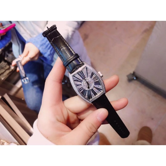 法穆兰 Franck Muller 是深受时尚白领及众多明星追捧的顶级腕表品牌,法兰克穆勒的标志性特征是其酒桶型表壳和夸张的弧度设计,同时也拥有精湛的制表工艺,法兰克穆勒手表凝聚了无限心血、承载了无尽情感,是鉴赏家眼中出类拔萃、独一无二的完美杰作。尺寸32mm*45mm*12mm。 法穆兰 Franck Muller 是深受时尚白领及众多明星追捧的顶级腕表品牌,法兰克穆勒的标志性特征是其酒桶型表壳和夸张的弧度设计,同时也拥有精湛的制表工艺,法兰克穆勒手表凝聚了无限心血、承载了无尽情感,是鉴赏家眼中出类拔萃、独一无二的完美杰作。尺寸32mm*45mm*12mm。