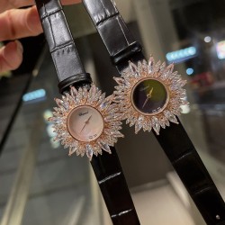 ❤️萧邦-Chopard❥ 高级珠宝系列腕表❥瑞士石英机芯 ❥ 表壳直径约34mm           厚度约9mm❥ 表壳的四周镶嵌一组精工细制的榄尖形切割宝石。分别采用白钻、绿钻、红钻、蓝钻镶嵌的腕表，品牌高级珠宝工坊通过经典珠宝腕表设计充分彰显工匠们所掌握的精湛技艺。