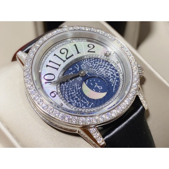 实拍 积家Rendez-Vous Moon Serenity约会系列月相腕表以爱之名,相约一生【表壳】腕表尺寸36mmX10.6mm,质感同步正品。镶嵌124颗顶级施华洛世奇闪钻勾勒腕表圆润外观,与镶满美钻的表圈相辅相成共同散放着星空一般的璀璨光芒【表盘】搭配一枚星形指针以最富诗意的方式,提示佩戴者约会的时间,珍珠贝母月相在缎面打磨的星图映衬下尽现柔美【机芯】瑞士石英机芯,完美实现原装星辰月相功能,走时稳定【表带扣】意大利小牛皮和进口绢丝带质感上佳,搭配积家原装折叠。 实拍 积家Rendez-Vous Moon Serenity约会系列月相腕表以爱之名,相约一生【表壳】腕表尺寸36mmX10.6mm,质感同步正品。镶嵌124颗顶级施华洛世奇闪钻勾勒腕表圆润外观,与镶满美钻的表圈相辅相成共同散放着星空一般的璀璨光芒【表盘】搭配一枚星形指针以最富诗意的方式,提示佩戴者约会的时间,珍珠贝母月相在缎面打磨的星图映衬下尽现柔美【机芯】瑞士石英机芯,完美实现原装星辰月相功能,走时稳定【表带扣】意大利小牛皮和进口绢丝带质感上佳,搭配积家原装折叠。