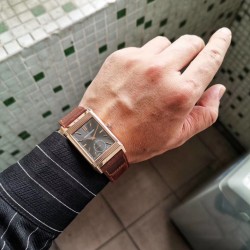 2020首发 积家 Reverso Tribute双面双时区翻转腕表 简洁的小三针正面素雅、温和，规整的反面拥有昼夜显示以及第二时区显示功能，佩戴者仅需一个翻转的瞬间，第二表盘的秘密便尽数呈现。腕表中有两种“面容”呈现，可以迎合佩戴者身处的场景、穿搭以及变换的喜好，既具备耐看的潜质，又可以随时随地更改“容颜”，令人沉迷。机芯:854A/2（百万级研发 手动机械 一机双面双时区）尺寸:49*29mm表带:意大利小牛皮