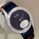 实拍 最新伯爵 限量款 璀璨星夜 Piaget Limelingt Gala腕表腕表以砂金石表盘搭配同款蓝色皮革表带,将璨夜星河定格腕间。以浩瀚苍穹中璀璨渺远的星宿,演绎细腻无穷无尽的爱意!铺镶耀眼美钻 表圈 表耳在伯爵标志性的69型表壳,倍添迷人气质!尺寸:32mm。认准HBBv7商标独家拍摄细节。 实拍 最新伯爵 限量款 璀璨星夜 Piaget Limelingt Gala腕表腕表以砂金石表盘搭配同款蓝色皮革表带,将璨夜星河定格腕间。以浩瀚苍穹中璀璨渺远的星宿,演绎细腻无穷无尽的爱意!铺镶耀眼美钻 表圈 表耳在伯爵标志性的69型表壳,倍添迷人气质!尺寸:32mm。认准HBBv7商标独家拍摄细节。