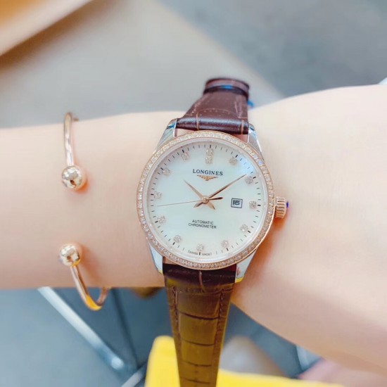 皮带钢带同价机械「Longines开创者系列 赵丽颖 同款型号:L2.320.4.11.6(可佩戴原装质感牛皮)这是浪琴首个所有表款均被授以瑞士天文台认证(COSC)的腕表系列。此款女表采用超薄进口西铁城6t15机芯- 直径30 蓝宝石玻璃镜面防刮效果 316精钢打造与原装一样细节标准 背透设计清晰可见机芯的律动,出席任何场合尽显优雅个性真我态度。钻石圈口璀璨夺目非你莫属! 皮带钢带同价机械「Longines开创者系列 赵丽颖 同款型号:L2.320.4.11.6(可佩戴原装质感牛皮)这是浪琴首个所有表款均被授以瑞士天文台认证(COSC)的腕表系列。此款女表采用超薄进口西铁城6t15机芯- 直径30 蓝宝石玻璃镜面防刮效果 316精钢打造与原装一样细节标准 背透设计清晰可见机芯的律动,出席任何场合尽显优雅个性真我态度。钻石圈口璀璨夺目非你莫属!