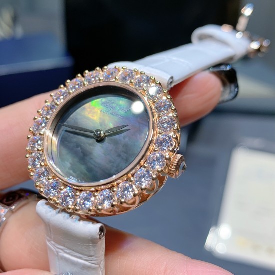 实拍 萧邦新款不断 重点推荐 重磅来袭 LHEUR DU DIAMANT珠宝镶系列,全套精钢镂空打造,光滑精致无暇,采用最新手法三爪镶石工艺,与原装正品一致,尺寸及细节完美至无可挑剔,整表美轮美奂由你任意搭配出行或各种宴会派对,该款专用进口石英机芯,走时稳定性众所周知!表扣饱满不显臃肿,蓝宝石水晶镜面,钻石及整个表扣呈现的弧度与镂空的鸟巢壳身完美绝配,搭配之对应效果令你无可挑剔,表带制作精良,狠下本钱采用进口高光牛皮 一点也不逊于市场的一般鳄鱼皮,尺寸:30mm厚10mm 实拍 萧邦新款不断 重点推荐 重磅来袭 LHEUR DU DIAMANT珠宝镶系列,全套精钢镂空打造,光滑精致无暇,采用最新手法三爪镶石工艺,与原装正品一致,尺寸及细节完美至无可挑剔,整表美轮美奂由你任意搭配出行或各种宴会派对,该款专用进口石英机芯,走时稳定性众所周知!表扣饱满不显臃肿,蓝宝石水晶镜面,钻石及整个表扣呈现的弧度与镂空的鸟巢壳身完美绝配,搭配之对应效果令你无可挑剔,表带制作精良,狠下本钱采用进口高光牛皮 一点也不逊于市场的一般鳄鱼皮,尺寸:30mm厚10mm