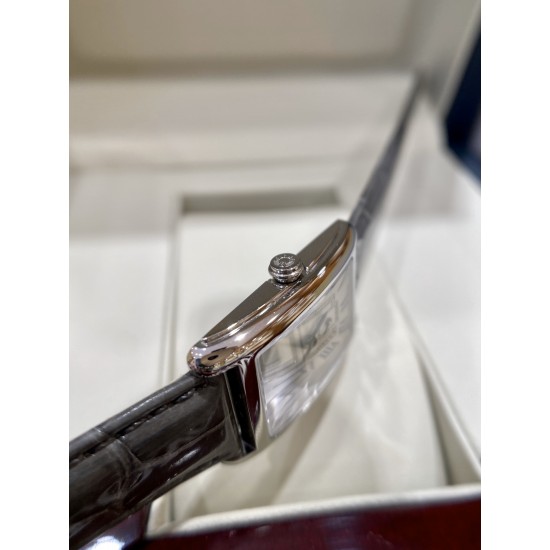 鳄鱼皮瑞士石英到货!浪琴表黛绰维纳20.80 X 32.00mm 石英女士腕表!瑞士石英,蓝宝石玻璃,鳄鱼皮表带,浪琴排名皇后级别的当属黛绰维纳系列女表 以意大利语中的Dolce Vita为名 寓意甜美生活 寓意意式生活邂逅现代浪漫 通过几何线条与柔美曲线塑造出现代优雅与妩媚姿态 银色表盘的雕花、以及蓝钢指针等精致细节都烘托出佩戴者纯正的优雅与贵气 ! 鳄鱼皮瑞士石英到货!浪琴表黛绰维纳20.80 X 32.00mm 石英女士腕表!瑞士石英,蓝宝石玻璃,鳄鱼皮表带,浪琴排名皇后级别的当属黛绰维纳系列女表 以意大利语中的Dolce Vita为名 寓意甜美生活 寓意意式生活邂逅现代浪漫 通过几何线条与柔美曲线塑造出现代优雅与妩媚姿态 银色表盘的雕花、以及蓝钢指针等精致细节都烘托出佩戴者纯正的优雅与贵气 !