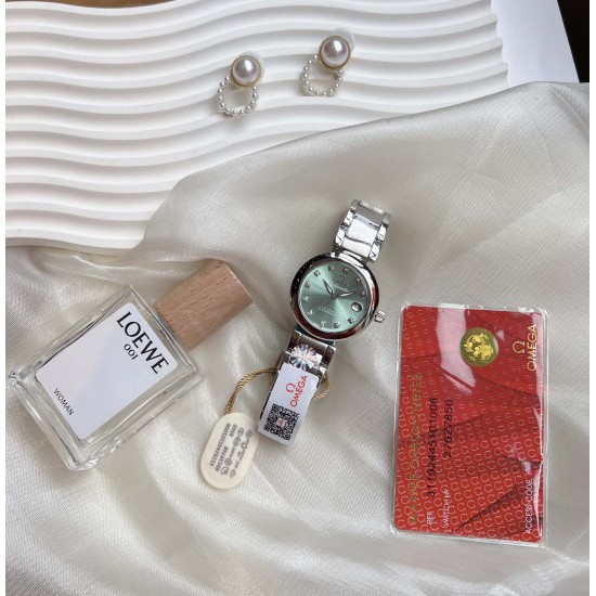 ✨欧米茄Ladymatic|全新马卡龙色系✨2025首发新款——Ladymatic这款马卡龙色系简直太好看了,太顶了!今年果然大表盘最火,表壳直径34mm,表盘汲取自然深处的松绿色,冰川蓝,马卡龙粉,葡萄紫,结合精细的拉砂工艺和钻石刻度,在柔和细腻的线条中呈现奢华的优美气质!精钢折叠扣设计,不仅佩戴方便,更确保了手表的安全性。这款全新马卡龙色系Ladymatic,不仅是时间的记录者,更是您品味与气质的展现,不容错过哦! ✨欧米茄Ladymatic|全新马卡龙色系✨2025首发新款——Ladymatic这款马卡龙色系简直太好看了,太顶了!今年果然大表盘最火,表壳直径34mm,表盘汲取自然深处的松绿色,冰川蓝,马卡龙粉,葡萄紫,结合精细的拉砂工艺和钻石刻度,在柔和细腻的线条中呈现奢华的优美气质!精钢折叠扣设计,不仅佩戴方便,更确保了手表的安全性。这款全新马卡龙色系Ladymatic,不仅是时间的记录者,更是您品味与气质的展现,不容错过哦!