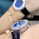 实拍 萧邦新款不断 重点推荐 重磅来袭 LHEUR DU DIAMANT珠宝镶系列,全套精钢镂空打造,光滑精致无暇,采用最新手法三爪镶石工艺,与原装正品一致,尺寸及细节完美至无可挑剔,整表美轮美奂由你任意搭配出行或各种宴会派对,该款专用进口机械机芯,整机保持原状态无改动,稳定性众所周知!表扣饱满不显臃肿,七颗钻石及整个表扣呈现的弧度与镂空的鸟巢壳身完美绝配,搭配之对应效果令你无可挑剔,表带制作精良,狠下本钱采用进口高光牛皮 一点也不逊于市场的一般鳄鱼皮。 实拍 萧邦新款不断 重点推荐 重磅来袭 LHEUR DU DIAMANT珠宝镶系列,全套精钢镂空打造,光滑精致无暇,采用最新手法三爪镶石工艺,与原装正品一致,尺寸及细节完美至无可挑剔,整表美轮美奂由你任意搭配出行或各种宴会派对,该款专用进口机械机芯,整机保持原状态无改动,稳定性众所周知!表扣饱满不显臃肿,七颗钻石及整个表扣呈现的弧度与镂空的鸟巢壳身完美绝配,搭配之对应效果令你无可挑剔,表带制作精良,狠下本钱采用进口高光牛皮 一点也不逊于市场的一般鳄鱼皮。