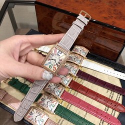 法兰克穆勒 Franck Muller 长岛系列腕表、深受时尚白领及众多明星追捧的顶级品牌，以经典的长方形线条设计呈现、精湛的制表工艺，默默绽放着美丽的光泽。表圈华丽钻石镶嵌，如同精美的王冠，让整款腕表浸润在梦幻清澈的光芒之中。表盘上独特的数字刻度打破常规，流淌着别致的韵律，令人印象深刻。尺寸26mm*45mm*8mm。