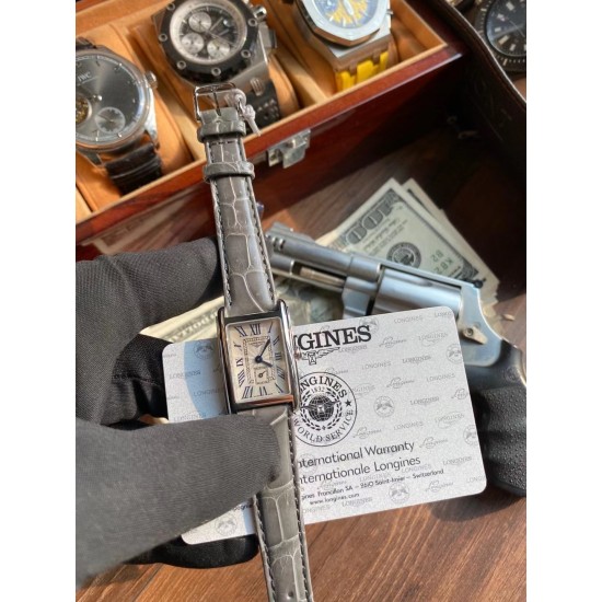 鳄鱼皮瑞士石英到货!浪琴表黛绰维纳20.80 X 32.00mm 石英女士腕表!瑞士石英,蓝宝石玻璃,鳄鱼皮表带,浪琴排名皇后级别的当属黛绰维纳系列女表 以意大利语中的Dolce Vita为名 寓意甜美生活 寓意意式生活邂逅现代浪漫 通过几何线条与柔美曲线塑造出现代优雅与妩媚姿态 银色表盘的雕花、以及蓝钢指针等精致细节都烘托出佩戴者纯正的优雅与贵气 ! 鳄鱼皮瑞士石英到货!浪琴表黛绰维纳20.80 X 32.00mm 石英女士腕表!瑞士石英,蓝宝石玻璃,鳄鱼皮表带,浪琴排名皇后级别的当属黛绰维纳系列女表 以意大利语中的Dolce Vita为名 寓意甜美生活 寓意意式生活邂逅现代浪漫 通过几何线条与柔美曲线塑造出现代优雅与妩媚姿态 银色表盘的雕花、以及蓝钢指针等精致细节都烘托出佩戴者纯正的优雅与贵气 !
