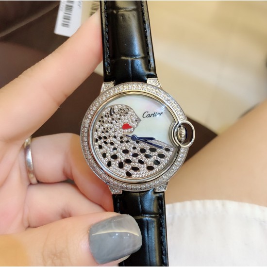 卡地亚 Cartier Ballon Bleu 蓝气球豹子系列腕表。316L精钢材质,瑞士石英机芯,瑰丽的腕表上搭配方形并缀有阳光放射纹的表盘,饰以密镶满钻的猎豹造型,豹脸的上方闪耀着电气石眼睛、黑漆斑纹以及时间显示因应移动上盖而显现或隐藏,如气球般轻盈、如蓝宝石般湛蓝,百搭典雅、奢华极致你值得拥有!!尺寸36mm*12mm。 卡地亚 Cartier Ballon Bleu 蓝气球豹子系列腕表。316L精钢材质,瑞士石英机芯,瑰丽的腕表上搭配方形并缀有阳光放射纹的表盘,饰以密镶满钻的猎豹造型,豹脸的上方闪耀着电气石眼睛、黑漆斑纹以及时间显示因应移动上盖而显现或隐藏,如气球般轻盈、如蓝宝石般湛蓝,百搭典雅、奢华极致你值得拥有!!尺寸36mm*12mm。