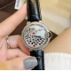 卡地亚 Cartier Ballon Bleu 蓝气球豹子系列腕表。316L精钢材质,瑞士石英机芯,瑰丽的腕表上搭配方形并缀有阳光放射纹的表盘,饰以密镶满钻的猎豹造型,豹脸的上方闪耀着电气石眼睛、黑漆斑纹以及时间显示因应移动上盖而显现或隐藏,如气球般轻盈、如蓝宝石般湛蓝,百搭典雅、奢华极致你值得拥有!!尺寸36mm*12mm。 卡地亚 Cartier Ballon Bleu 蓝气球豹子系列腕表。316L精钢材质,瑞士石英机芯,瑰丽的腕表上搭配方形并缀有阳光放射纹的表盘,饰以密镶满钻的猎豹造型,豹脸的上方闪耀着电气石眼睛、黑漆斑纹以及时间显示因应移动上盖而显现或隐藏,如气球般轻盈、如蓝宝石般湛蓝,百搭典雅、奢华极致你值得拥有!!尺寸36mm*12mm。