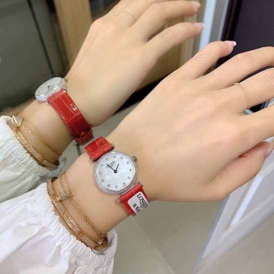实拍 LONGINES【浪琴】新款女士腕表小巧精致,以钻石装饰、搭配色彩鲜明鳄鱼皮表带,优雅藏在细节里,时尚高雅的来凸显个人风格,优雅地停留在手腕,纯钢表壳,瑞士机芯,蓝宝石镜面, 实拍 LONGINES【浪琴】新款女士腕表小巧精致,以钻石装饰、搭配色彩鲜明鳄鱼皮表带,优雅藏在细节里,时尚高雅的来凸显个人风格,优雅地停留在手腕,纯钢表壳,瑞士机芯,蓝宝石镜面,