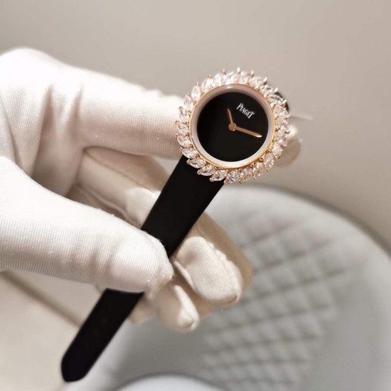 伯爵-PIAGET 全新高级珠宝系列,18K白金.玫瑰金,镶饰24颗马眼型切割美钻(约3.84克拉)是高级珠宝制作的一大挑战;钻石散发的耀眼光芒,皮带采用轻柔的缎面材质,与钻石造型形成优雅对比。原装尺寸31X7.8mm. 伯爵-PIAGET 全新高级珠宝系列,18K白金.玫瑰金,镶饰24颗马眼型切割美钻(约3.84克拉)是高级珠宝制作的一大挑战;钻石散发的耀眼光芒,皮带采用轻柔的缎面材质,与钻石造型形成优雅对比。原装尺寸31X7.8mm.