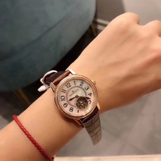 积家Rendez-Vous约会系列 全自动机械飞轮女士腕表,由天然深海珍珠贝母打造的表盘与精钢镶钻表圈交相辉映,散发着柔和的七彩光泽,而位于六时位置的飞轮则如优雅的腕上芭蕾,尽显独特女性魅力。高端配置,蓝宝石镜面,进口牛皮原装折叠扣,尺寸:宽33mm、厚11mm 积家Rendez-Vous约会系列 全自动机械飞轮女士腕表,由天然深海珍珠贝母打造的表盘与精钢镶钻表圈交相辉映,散发着柔和的七彩光泽,而位于六时位置的飞轮则如优雅的腕上芭蕾,尽显独特女性魅力。高端配置,蓝宝石镜面,进口牛皮原装折叠扣,尺寸:宽33mm、厚11mm