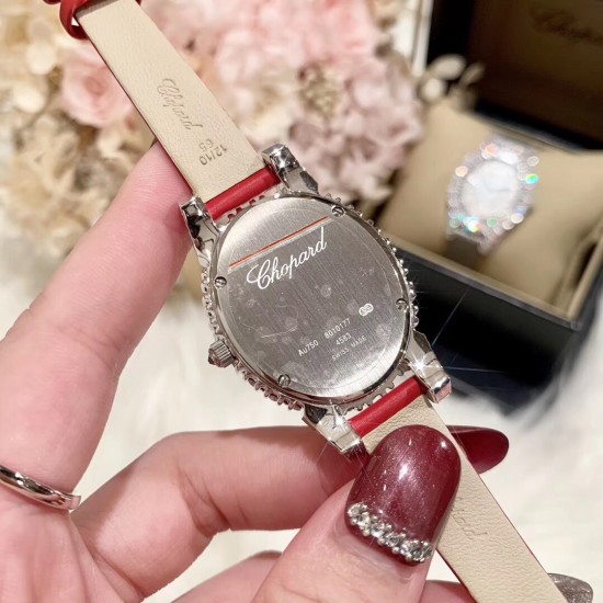 实拍 萧邦 LHEURE DU DIAMANT MEDIUM OVAL 此款LHeure du Diamant 椭圆形切割贝壳雕纹镶钻表盘 环以点缀钻石的表圈 优雅气韵 时尚风格和萧邦精湛的手工艺尽显无遗 光华耀眼 实拍 萧邦 LHEURE DU DIAMANT MEDIUM OVAL 此款LHeure du Diamant 椭圆形切割贝壳雕纹镶钻表盘 环以点缀钻石的表圈 优雅气韵 时尚风格和萧邦精湛的手工艺尽显无遗 光华耀眼