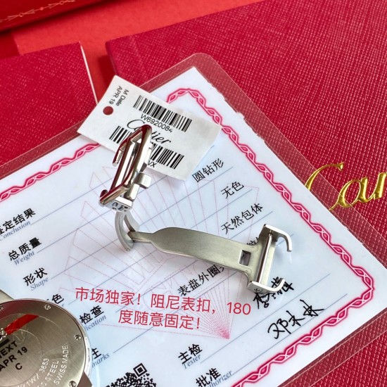 新款33钻表!又一重磅来袭!卡地亚真钻蓝气球欧洲渠道,每到年底国外很多代工都会流点这种很贵的表出来,同属石英机芯,33mm表盘,表壳镶嵌50颗vs1.5真钻!每只都有国家机构出具的证书,确保每一块都是真材实料真钻石,参数具体详尽,远非市场那些假证书可比,每一张证书的检测编号都是唯一编号,一一对应,绝无重复,机构官方网站可查阅!这个价格买钻石都值,更不要说买这个牌子的表,送礼是绝对赞到爆!要的速度了! 新款33钻表!又一重磅来袭!卡地亚真钻蓝气球欧洲渠道,每到年底国外很多代工都会流点这种很贵的表出来,同属石英机芯,33mm表盘,表壳镶嵌50颗vs1.5真钻!每只都有国家机构出具的证书,确保每一块都是真材实料真钻石,参数具体详尽,远非市场那些假证书可比,每一张证书的检测编号都是唯一编号,一一对应,绝无重复,机构官方网站可查阅!这个价格买钻石都值,更不要说买这个牌子的表,送礼是绝对赞到爆!要的速度了!