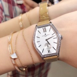 实拍 江诗丹顿-Vacheron Constantin 作为世界上历史悠久的钟表制造商从未停止生产，秉承悉力以赴，精益求精的品牌座右铭，其中有一款-Malte系列25530/000R-9742，经典酒桶型婉表，防磨水晶镜面，内部经反光处理，配置瑞士原装石英机芯，尺寸28.40*38.67毫米，厚度7.28毫米。表壳电镀18K白金/玫瑰金，表带有布绢带，牛皮带两种选择，针扣配带.市面最高版本，你值得拥有！