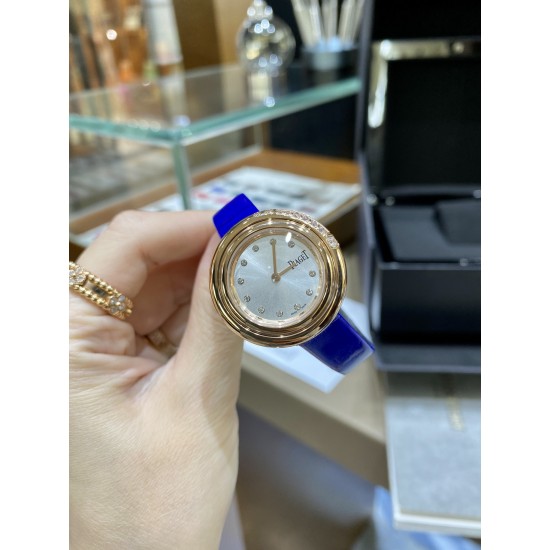 全网女生听我的!买它…❤️。 伯爵“时来运转”顶级奢侈品入门款精致的 29mm尺寸大小!第一眼看到它的时候我一眼就中,首先是外观设计足够百搭,➕上外层一圈可来回转动 很有寓意、一起“转动,遇见非凡”。上手很秀气,彩色鳄鱼皮可轻松拆卸 看上去就高端,机芯采用瑞士进口石英机芯,螺旋式表圈316L精钢打磨抛光 表面光亮如镜、表盘内圈钻石刻度 11颗⭕️圆形美钻(约0.07克拉)外圈一颗圆形美钻(约0.05克拉) 全网女生听我的!买它…❤️。 伯爵“时来运转”顶级奢侈品入门款精致的 29mm尺寸大小!第一眼看到它的时候我一眼就中,首先是外观设计足够百搭,➕上外层一圈可来回转动 很有寓意、一起“转动,遇见非凡”。上手很秀气,彩色鳄鱼皮可轻松拆卸 看上去就高端,机芯采用瑞士进口石英机芯,螺旋式表圈316L精钢打磨抛光 表面光亮如镜、表盘内圈钻石刻度 11颗⭕️圆形美钻(约0.07克拉)外圈一颗圆形美钻(约0.05克拉)
