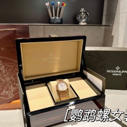 百达翡丽运动优雅鹦鹉螺女款腕表P强势来袭！细节说明1⃣️搭配定制版9015机改Cal.324sc自动机芯，动能储存45小时，振频28800每小时！2⃣️316L定制级人体工程学表带！3⃣️腕表尺寸35.2MM，与原装一致！4⃣️镶嵌56颗施华洛世奇水晶钻与正品钻石数量一致 ！5⃣️表镜双面防眩目蓝宝石水晶玻璃。6⃣️字面色泽均与正品一致！“没人能拥有百达翡丽，只不过为下一代保管而已。”优雅大气 完美演绎职场女性的时尚品味，在优雅之余又不失强悍霸气。匠心力作 欢迎您的品鉴！