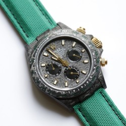 劳力士Rolex Daytona全碳纤维宇宙计时迪通拿横空出世 这款获得瑞士天文台认证的首款全碳纤迪通拿搭载全自动计时7750机械机芯 均调校测试 表盘配蜗形小秒针盘 蓝宝石抗刮损水晶镜面 碳纤维字面 完美复刻 原装同步魔术贴帆布带/橡树胶带 原装扣  更加柔软舒适 方便佩戴 爱不释手的劳力士迪通拿 品不完的一劳永逸！！！