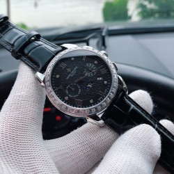 百达翡丽 Patek Philippe  搭配进口9100多功能机芯（0返修）功能（24小时,星期，星辰，月份）进口316精钢！搭配意大利进口小牛皮！原装折叠扣！尺寸42mm。耐磨防刮蓝宝石玻璃！超强防水50米！简约而不简单！你永远无法拥有一块百达翡丽，你只是在替你的后代保管他. ( 慎重承诺 ： 产品实物光泽手感更佳精湛 字盘刻度栩栩如生 壳套工艺都是宗师级别轻身检验 加上新时代机器高技锻造 上手震撼尊贵非凡。你值得拥有！ 三杰精致推荐男士多功能机械腕表 SJ为你精心挑选超真实实物图拍摄