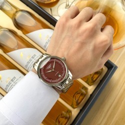 浪琴 Longines 精品男士腕表，经典大三针设计，尊贵大气，绅士风范，卓越品质，热卖全城。采用全自动机械机芯，顶级316精钢表壳表带，矿物质超强镜面，尺寸40*13