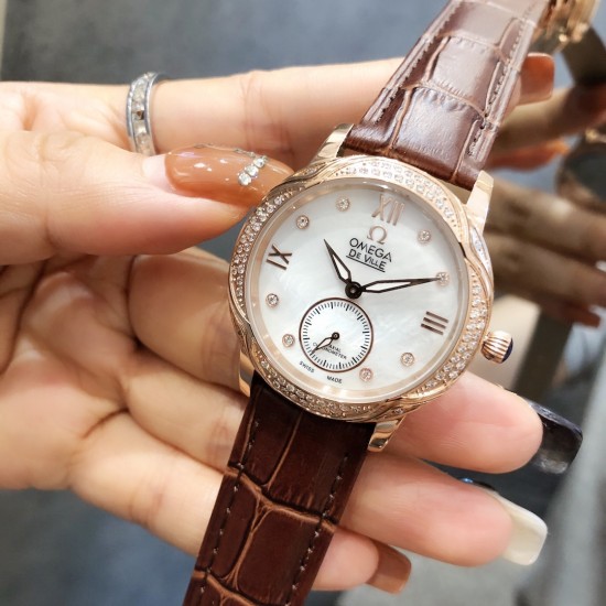 OMEGA【欧米茄】女士腕表,每一个产品都是以女神标准打造的,总能让你惊喜收获魅力加分,奢华时尚丝毫不减以往,但却多了一分简约的清新气息,不管是哪款欧米茄腕表从来都无需考虑配搭问题,二针半星空面 纯钢表壳镶嵌施华洛水晶,进口机芯,矿物质钢化镀膜镜面,进口牛皮表带,原装折叠表扣,尺寸:35mm ️心随表动 我随心动 OMEGA【欧米茄】女士腕表,每一个产品都是以女神标准打造的,总能让你惊喜收获魅力加分,奢华时尚丝毫不减以往,但却多了一分简约的清新气息,不管是哪款欧米茄腕表从来都无需考虑配搭问题,二针半星空面 纯钢表壳镶嵌施华洛水晶,进口机芯,矿物质钢化镀膜镜面,进口牛皮表带,原装折叠表扣,尺寸:35mm ️心随表动 我随心动