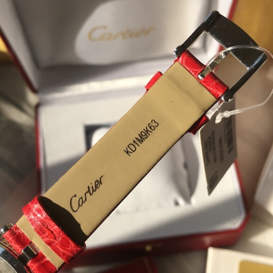 ❤️实拍 卡地亚-Cartier 满钻藤花系列腕表 双排钻侧身 搭配亮黑.红色鳄鱼皮瑞士石英机芯 蓝宝石水晶玻璃镜面 百搭经典尺寸35mm。表盘媚丽搭配并缀有彩色饰以密镶藤花的造型 奢华极致你值得拥有它。 ❤️实拍 卡地亚-Cartier 满钻藤花系列腕表 双排钻侧身 搭配亮黑.红色鳄鱼皮瑞士石英机芯 蓝宝石水晶玻璃镜面 百搭经典尺寸35mm。表盘媚丽搭配并缀有彩色饰以密镶藤花的造型 奢华极致你值得拥有它。