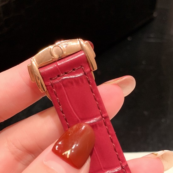 ★实拍 欧米茄-OMEGA 六针超霸系列多功能石英 女士腕表 表盘內设有横向椭圆形小表盘,6点钟位置设有垂直椭圆日历窗口。时针、分针及小秒盘的秒针均经过镀铑处理,( Omega)超霸系列以其标志性的外观设计以及精准走时的机芯品质深受消费者的喜爱。超霸系列的配色款式很多,提供给了消费者很多的选择 ★实拍 欧米茄-OMEGA 六针超霸系列多功能石英 女士腕表 表盘內设有横向椭圆形小表盘,6点钟位置设有垂直椭圆日历窗口。时针、分针及小秒盘的秒针均经过镀铑处理,( Omega)超霸系列以其标志性的外观设计以及精准走时的机芯品质深受消费者的喜爱。超霸系列的配色款式很多,提供给了消费者很多的选择